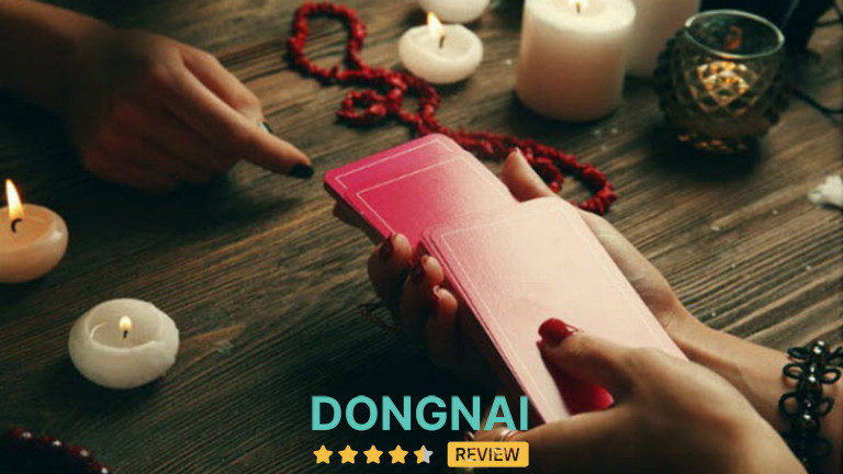 Cô Móng Tay Dài Coi Bói