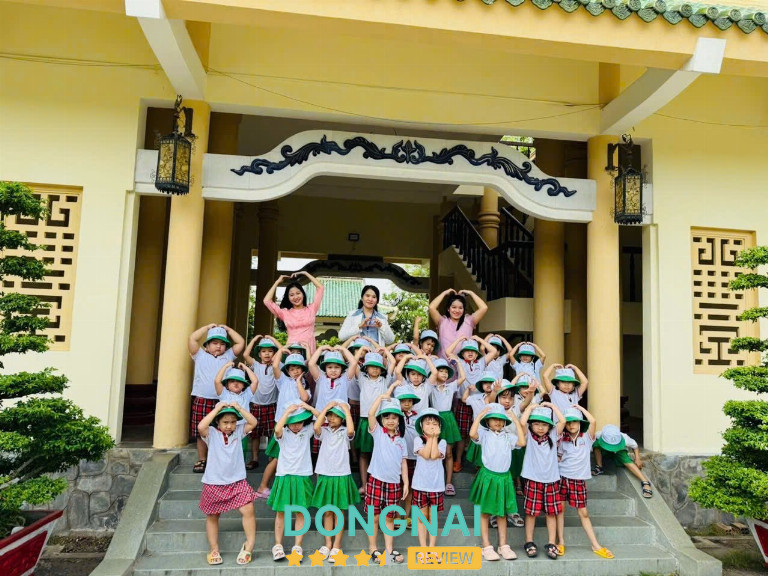 Lớp mầm non tham quan Văn miếu Trấn Biên