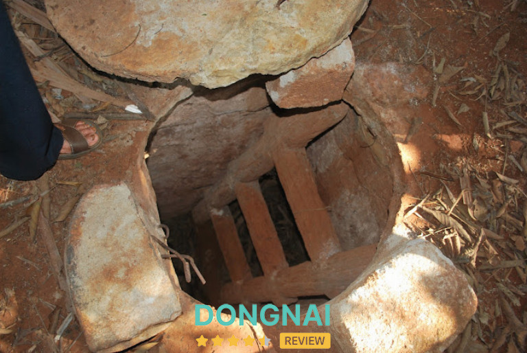 Lối vào Địa Đạo Nhơn Trạch được thiết kế bí mật, phù hợp với dáng người chiến sĩ