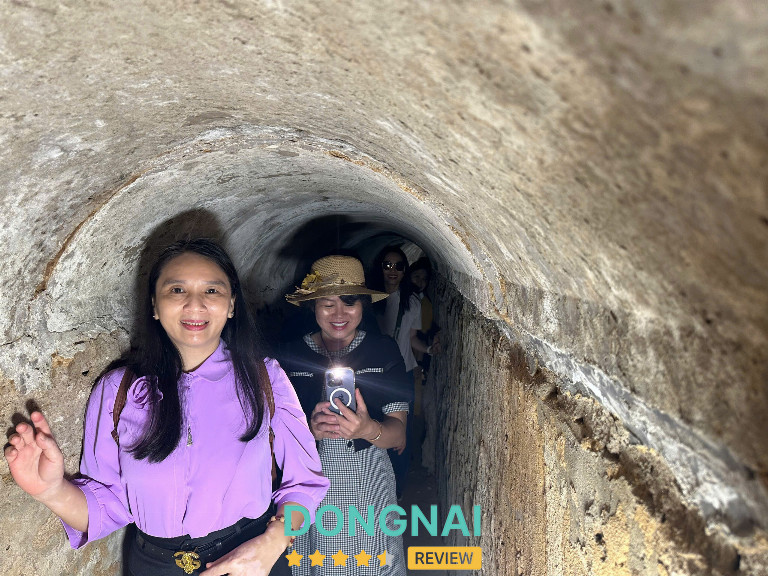 Du khách trải nghiệm và tham quan Địa Đạo Nhơn Trạch
