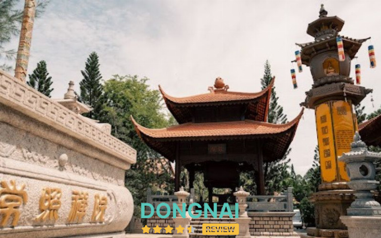 Tháp chuông Thiền viện Thường Chiếu uy nghi giữa khuôn viên thanh tịnh có kiến trúc truyền thống hài hòa với thiên nhiên.