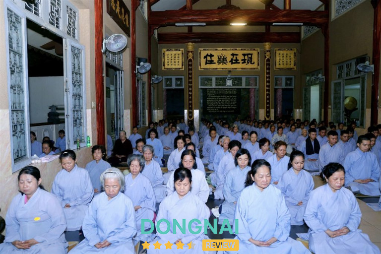 Đệ tử Thiền viện Thường Chiếu thực hành thiền định và tĩnh tâm trong không gian thanh tịnh, giúp nuôi dưỡng sự an yên nội tại và phát triển chánh niệm.