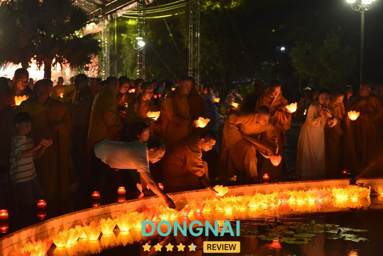 Đêm hoa đăng tri ân tưởng niệm Anh hùng Liệt sĩ Đồi 82 tại Thiền viện Thường Chiếu, không gian lung linh ánh nến đầy trang nghiêm và lòng biết ơn sâu sắc.