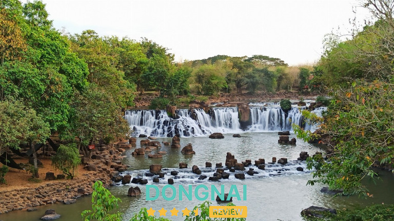 Toàn cảnh thác Giang Điền với nhiều tầng nước đổ, đá tự nhiên và cảnh quan rừng cây bao quanh