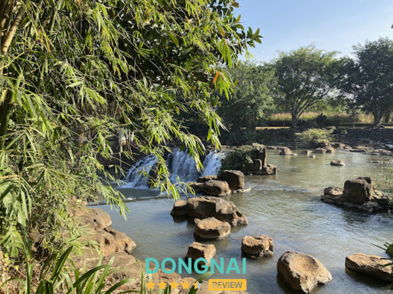 Dòng suối trong xanh và thác nước Giang Điền vào thời điểm thời tiết đẹp, thích hợp tham quan và chụp ảnh