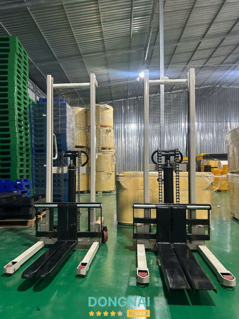 Nên chọn xe nâng tay cao chân rộng hay chân hẹp