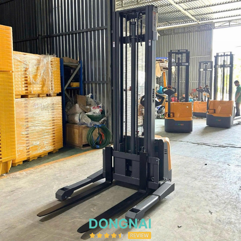 Nên chọn xe nâng tay cao chân rộng hay chân hẹp