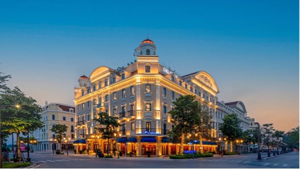 Grand Fleuve Boutique Hotel rực rỡ về đêm