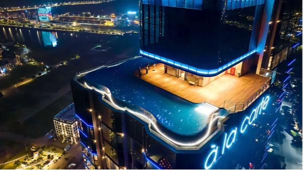 Hồ bơi vô cực ấn tượng tại Lotus A La Carte Ha Long Hotel